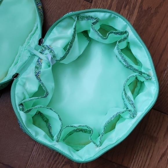leaf  makeup/toiletry bag. - Picture 4 of 14